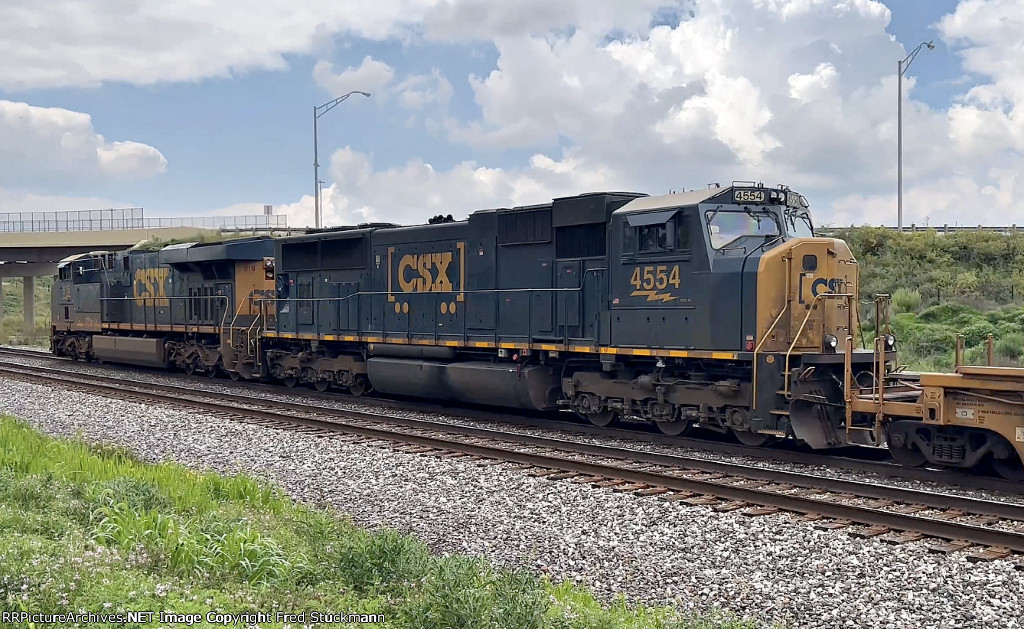 CSX 4554 trails on I137.